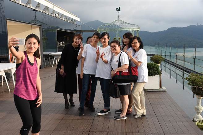 參與錄製的團隊人員，並雲品頂樓美景驚呆了，忙著自拍、與周美青合照。（沈揮勝攝）