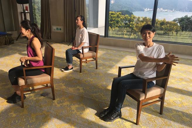 周美青(右)細心琢磨健康操動作。（沈揮勝攝）