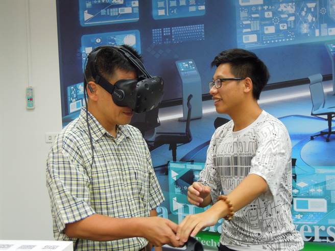 華夏科技大學近期完成Maker Center建置，以翻轉教室的概念，將AR、VR、iBeacon和智慧眼鏡等新科技，融入教學。（葉書宏翻攝）