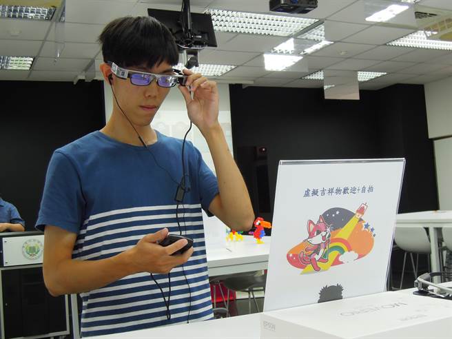 華夏科技大學近期完成Maker Center建置，以翻轉教室的概念，將AR、VR、iBeacon和智慧眼鏡等新科技，融入教學。（葉書宏翻攝）