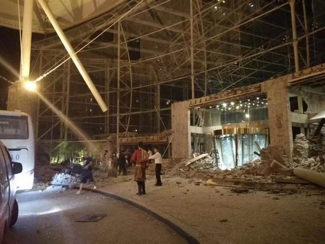九寨溝今年遭遇地震，當地觀光飯店被震成「工地」。(網路圖片)
