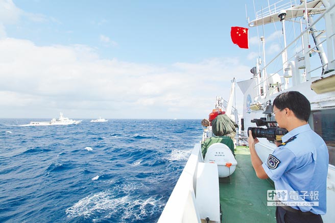 2012年中國海警船執法人員在釣魚台海域，展開維權取證工作。（新華社）