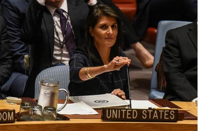 聯合國安理會迅速通過對北韓新制裁決議，有觀點認為新制裁恐致緊張加劇。圖為在安理會進行表決的美國駐聯合國大使海利。(圖／路透）