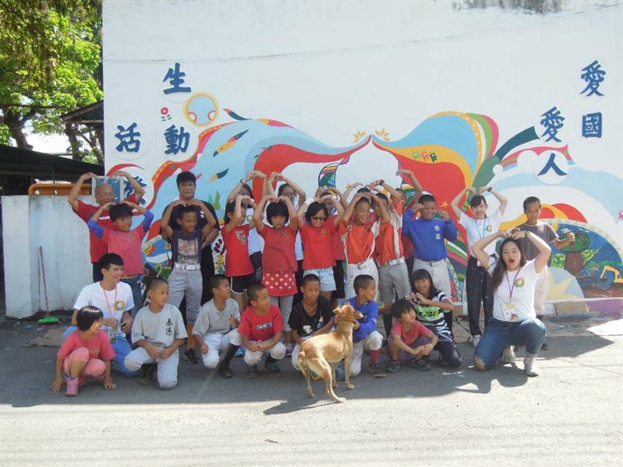 在崑山科大學生帶領下，台東泰源國小學生完成圍牆彩繪。（教育部提供）