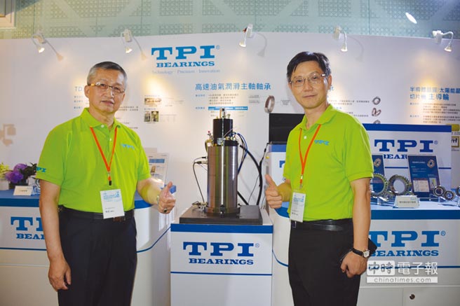 東培公司董事長陳成（左）、總經理陳文傑（右）與TPI軸承產品合影。圖／李水蓮