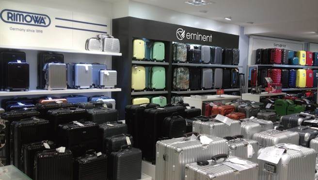 在德國最大百貨通路上，台灣的行李箱品牌與德國品牌RIMOWA並列。(圖片來源：萬國通路/商業周刊提供)