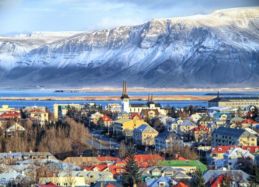 冰島首都雷克雅維克，就是個冰雪童話王國。（圖片取自於 time.com網站）