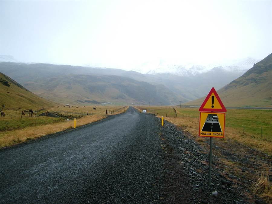 冰島除了環島一號路之外其餘道路崎嶇難行，並要有雪地駕車的準備。（圖片取自於 sadcars.com網站）
