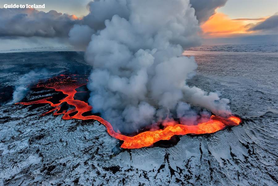 冰島是火山島故地熱十分發達，若自駕要小心別受到地熱影響。（圖片取自於 guidetoiceland網站）