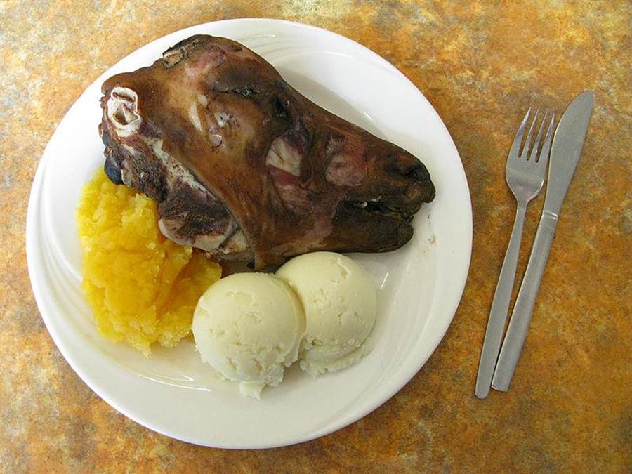 烤羊頭是冰島傳統食物，視覺衝擊強烈。（圖片取自於 planiceland網站）