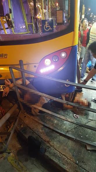 香港雙層巴士失控暴衝上人行道 釀3死22傷