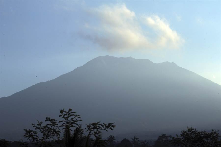 印尼峇里島的阿貢火山20日不斷冒出白煙。（圖/美聯社）