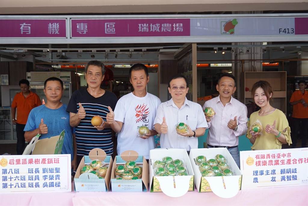 新北市果菜運銷股份有限公司今（23日）舉辦「水梨展售會」銷售新世紀梨及新興梨。（葉書宏翻攝）