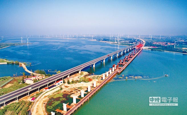 中國高鐵繼續發展步伐快速，圖為建設中的京張高鐵工程官廳水庫特大橋。（新華社）