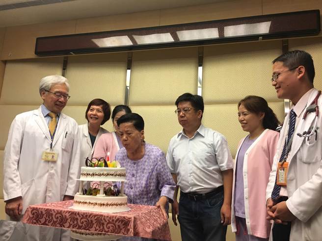 院方替傅老太太准备重生蛋糕，庆祝她康復出院。（叶臻摄）