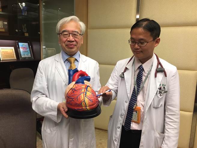 桃荣心臟内科主任医师王琛（左）与桃荣加护病房医师张天豪（右）指出，「心碎症候群」好发年龄约在65岁间，且女性比男性更容易心碎。（叶臻摄）