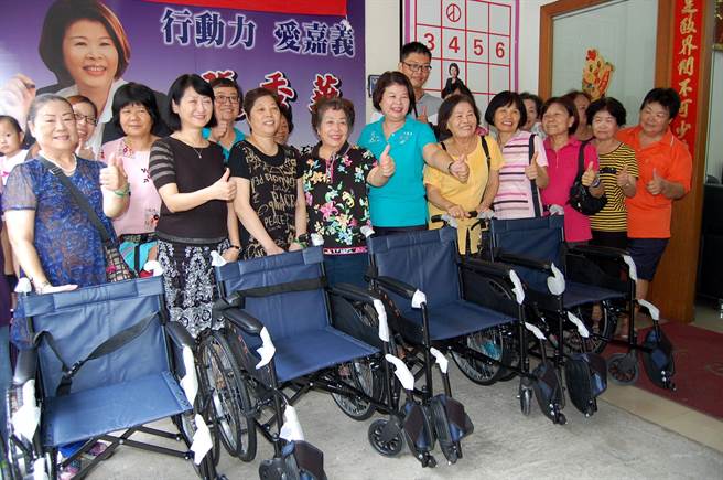 王麗華捐輪椅，嘉義市西區衛生促委會姊妹們欣喜見證。（廖素慧攝）