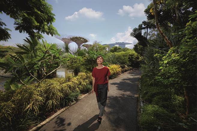 新加坡旅遊局代言人孫燕姿拍攝於濱海灣花園蓮花池。（圖片提供 新加坡旅遊局）