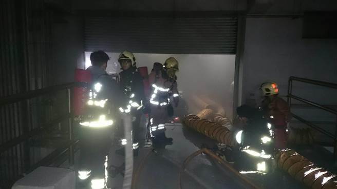 燿華電子土城廠28日晚間18時10分許，再度傳出火警，11名警消遭強酸灼傷。（吳堂靖翻攝）
