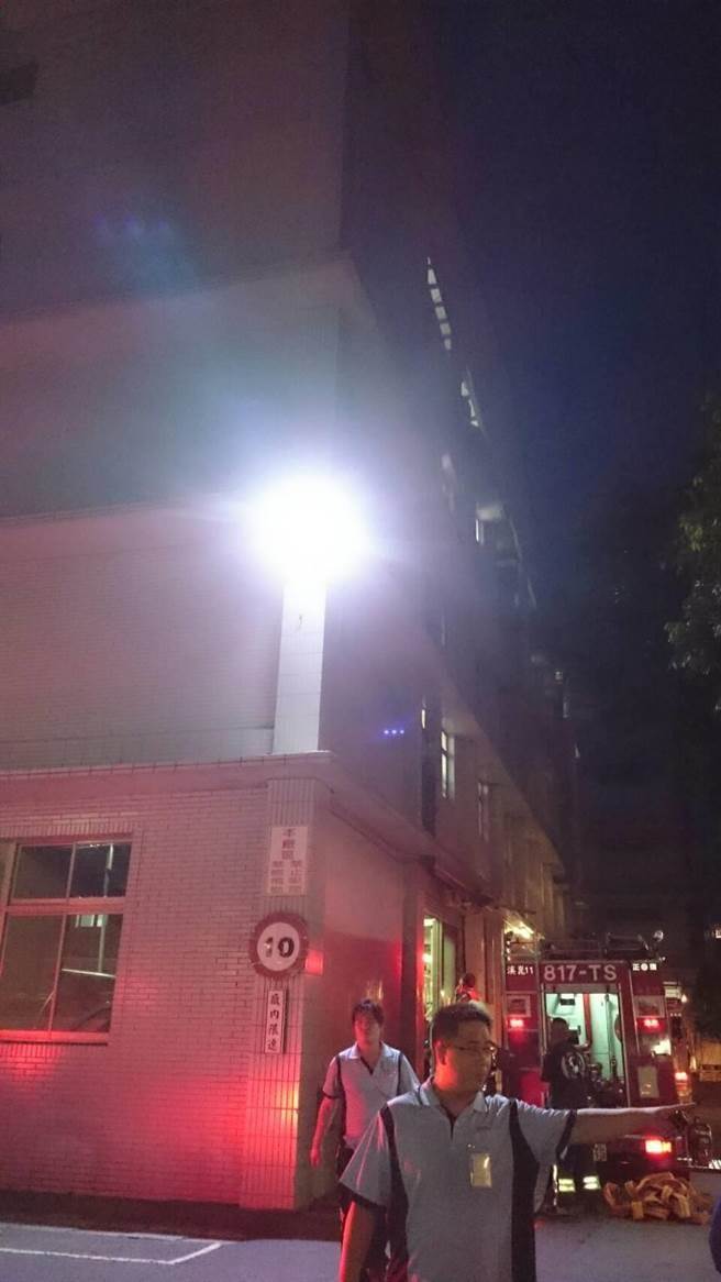 燿華電子土城一廠28日晚間18時10分許，廠區大樓傳出火警，造成11名警消人員灼傷。（吳堂靖翻攝）