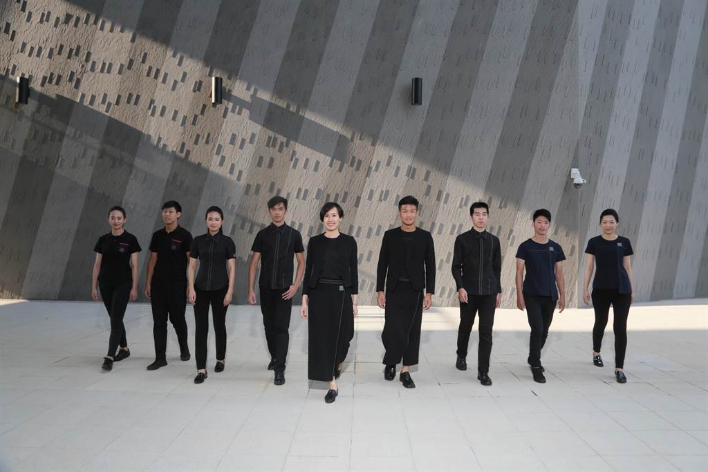 台灣戲曲中心前台服務人員制服亮相，10月3日正式開幕營運。（台灣戲曲中心提供）