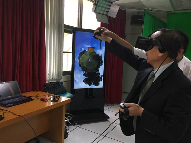 東海大學校長王茂駿戴上VR顯示器，親身體驗虛擬實境的效果。（東海大學提供）
