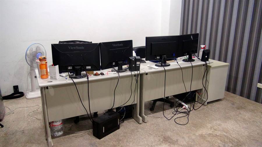 嘉義市警方查獲網路簽賭機房。（廖素慧翻攝）