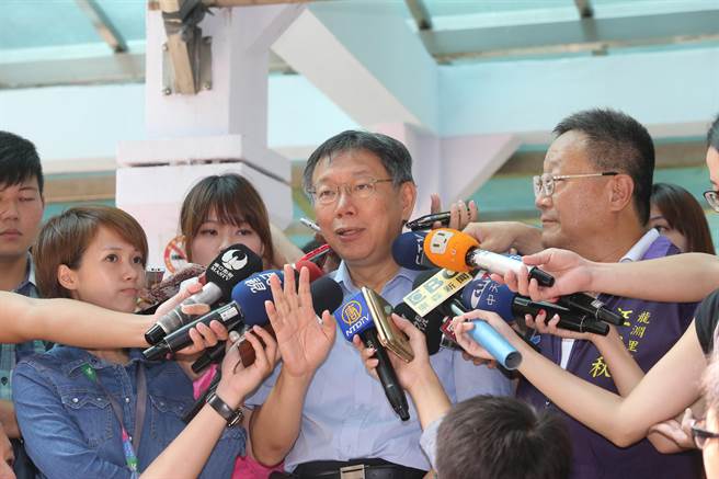 台北自來水事業處30日早上召開記者會，宣布提前15個月將全市鉛管全數更換為不鏽鋼波狀管。會後柯文哲接受媒體訪問。(趙雙傑攝)