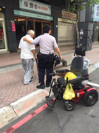 老翁電動輪椅突沒電停路中 警路過協助返家
