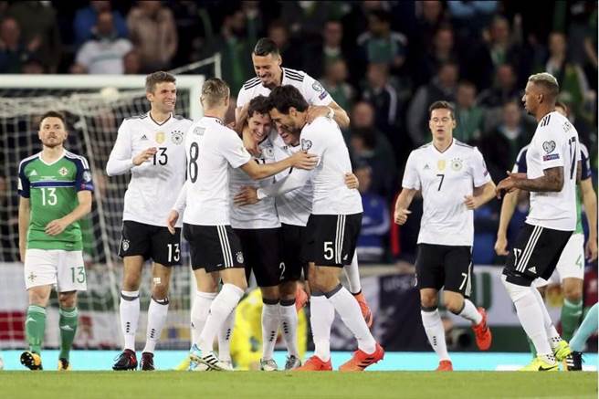 德國開賽2分鐘，就由魯迪（左四下）遠射踢開北愛大門，先馳得點。（美聯社）