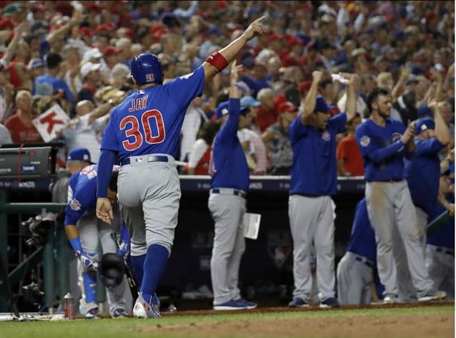 小熊队员在休息区庆祝雷佐的二垒打。(美联社)