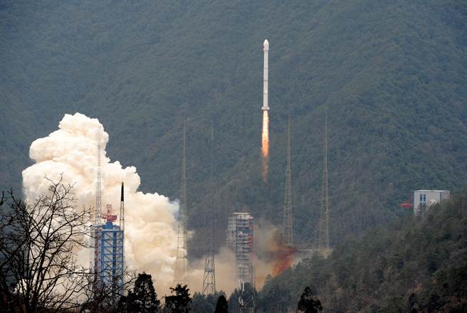 中國長征3號丙運載火箭2016年2月1日在西昌衛星發射中心，成功發射了第5顆新一代北斗導航衛星。（圖/中新社）