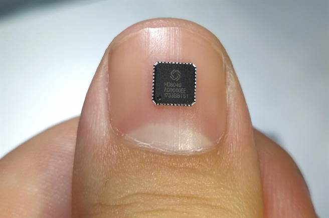 中國2017年9月16日展示首枚支持新一代「北斗3號」的高精度導航定位晶片。據專家說，這款超低功耗的晶片能在沒有地基增強的情況下，實現亞米級的定位精度，並進行安全加密。（圖/中國衛星導航定位協會提供/新華社）