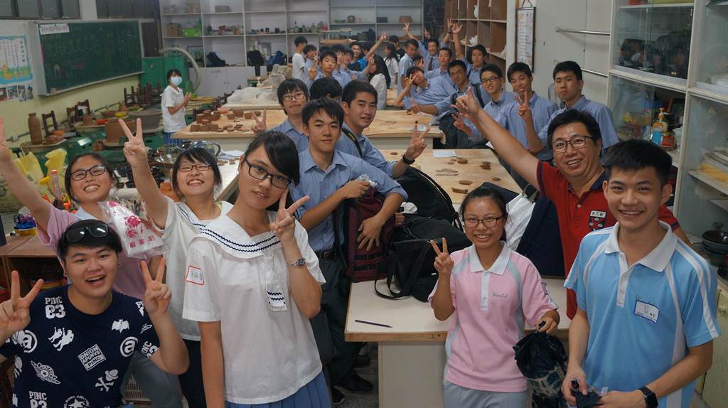 新竹市世界高中11日與日本滕澤高校學生進行交流，增廣兩校學生的國際視野。（陳育賢攝）