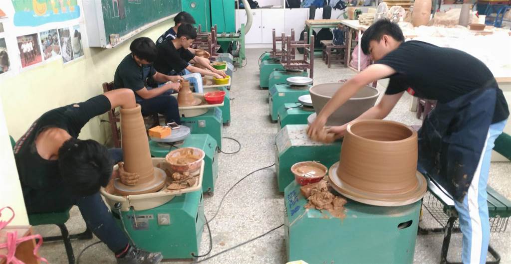 新竹市世界高中11日與日本滕澤高校學生進行學術與技術實務操作課程交流，增廣兩校學生的國際視野。（陳育賢攝）