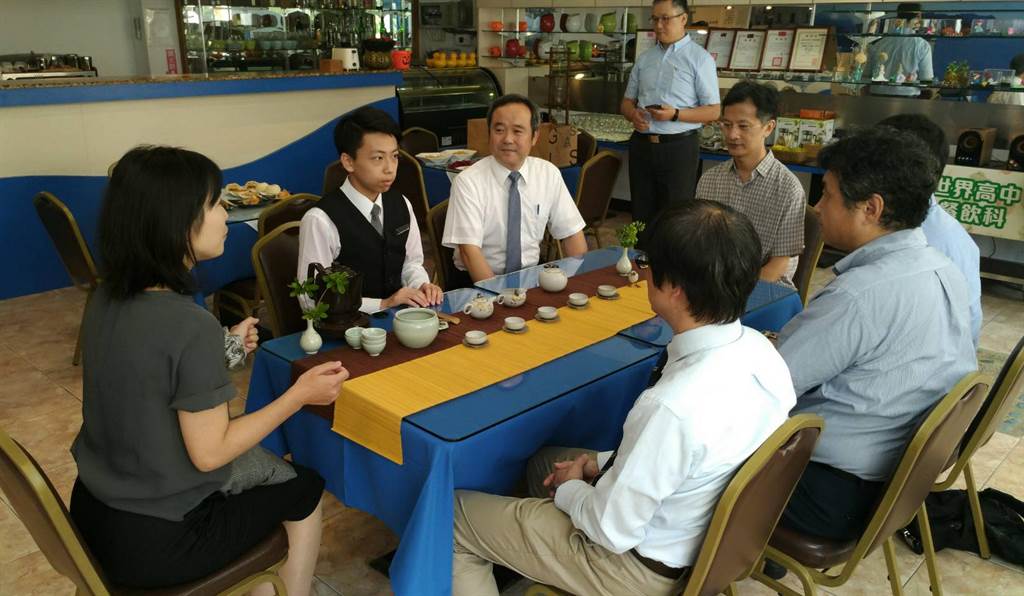 新竹市世界高中校長詹皓智（左三）11日帶領全校師生與日本滕澤高校學生進行交流，並以茶會友。（陳育賢攝）