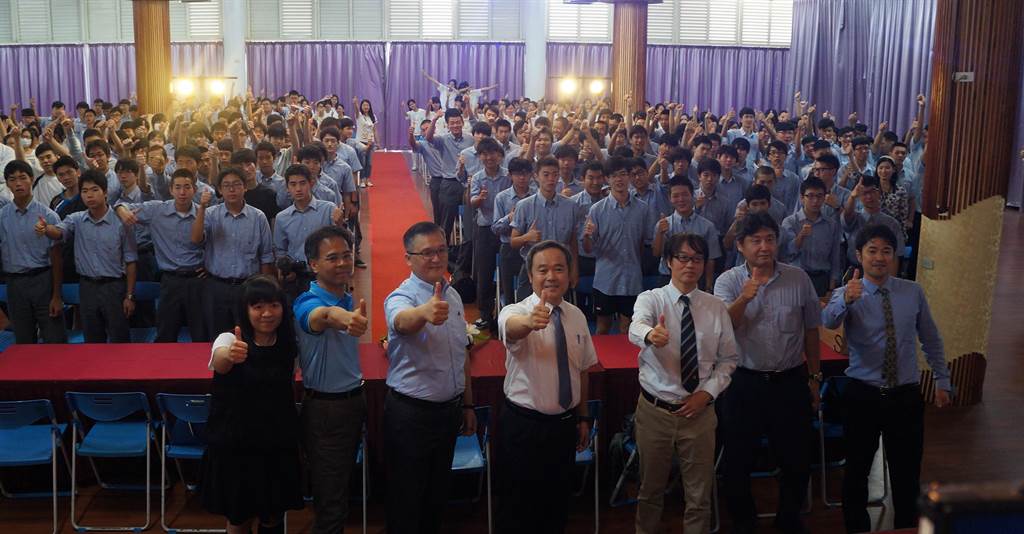 新竹市世界高中校長詹皓智（前中）11日帶領全校師生與日本滕澤高校學生進行交流。（陳育賢攝）