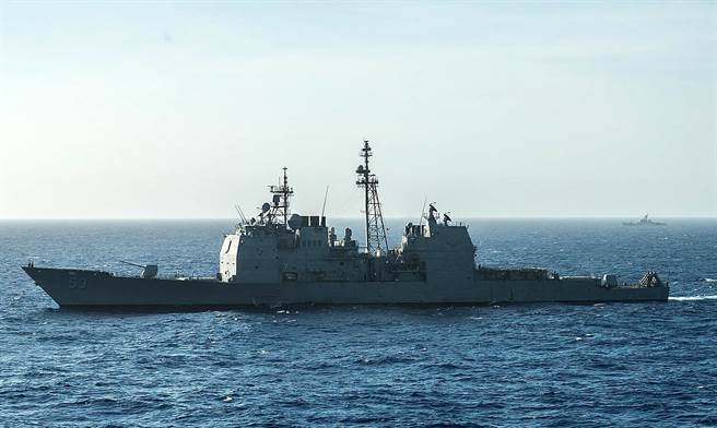 「莫比尔湾」号巡洋舰2016年6月16日穿越菲律宾海的画面。（图/美国海军）