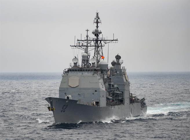 「碉堡山」号巡洋舰2017年8月10日穿越太平洋的画面。（图/美国海军）