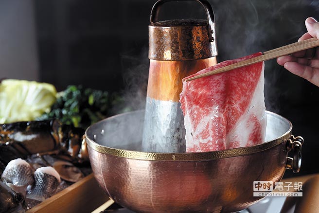 美福飯店〈晴山〉日本料理的〈神戶牛火鍋〉，是提供神戶牛紐約克部位薄切0.15公分至0.2公分讓客人涮食。圖／姚舜
