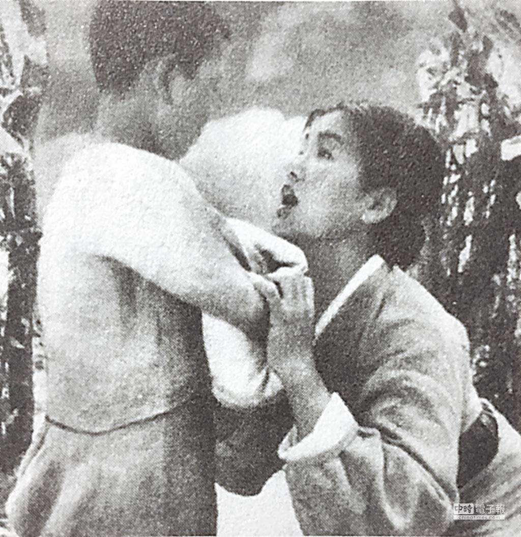 電影《三八線上的村莊》中的成蕙琳（右）。（八旗文化提供）