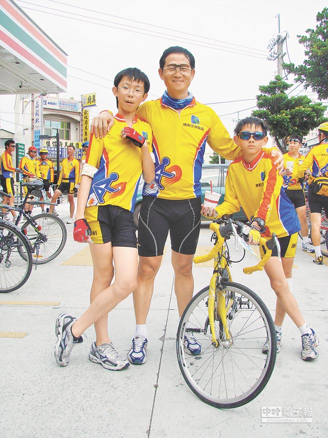 李萬吉（中）重視運動，曾帶著孩子一同參加自行車環島運動。（資料照片）