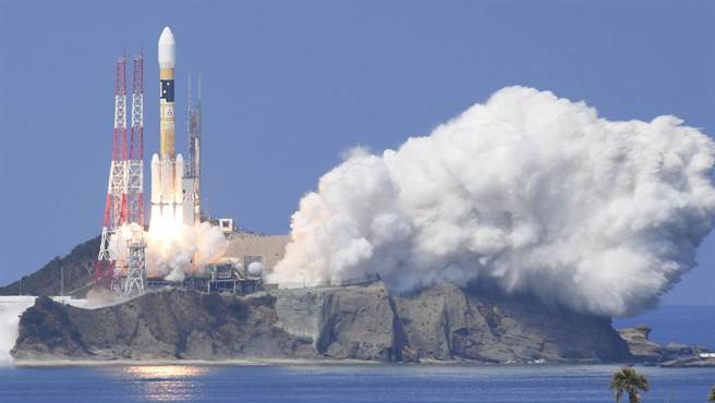 日本「引路3号」卫星8月19日由H─2A火箭从鹿儿岛县种子岛宇宙中心发射升空的画面。（图/共同社/中央社）
