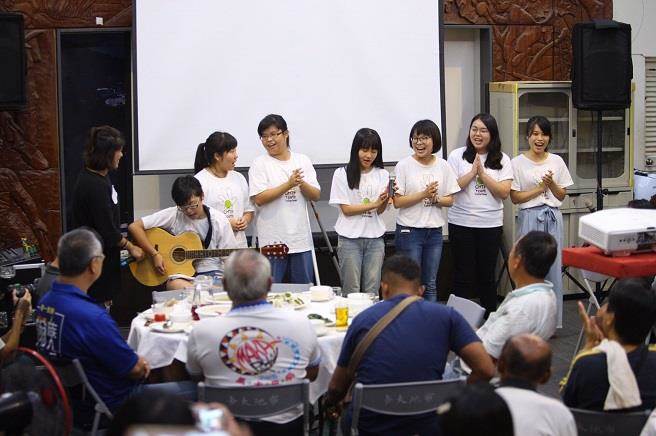 「蹲點‧台灣」學生導演表演部落傳統歌曲，現場族人熱情唱和。(中華電信基金會提供)