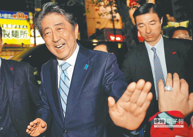 日本22日举行眾议院选举，首相安倍晋三于大选前夕在东京造势演说，活动结束后向自民党的支持者挥手致意。（路透）