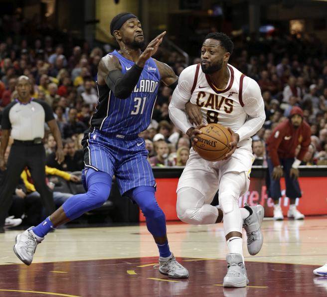 骑士队后卫韦德(右)自愿降为替补。(美联社)