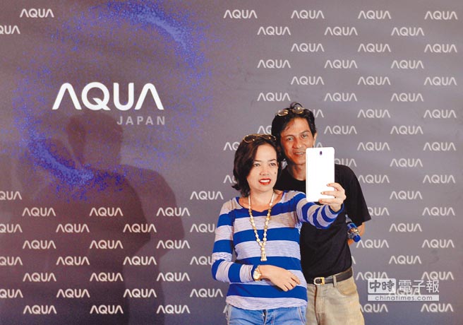 印尼民眾拿手機自拍。（新華社）