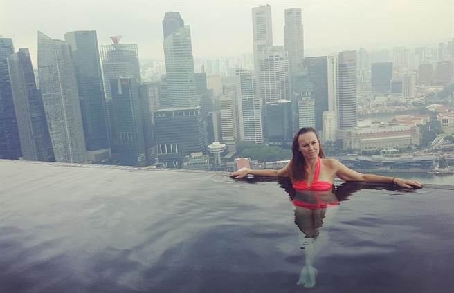 辛吉絲在臉書上po出穿著比基尼泳衣、在新加坡金沙酒店無邊際泳池照相的照片。（辛吉絲臉書翻攝）