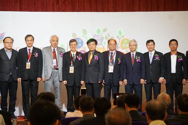 全球產業科技高峰論壇今早在高雄蓮潭會館登場。（柯宗緯攝）