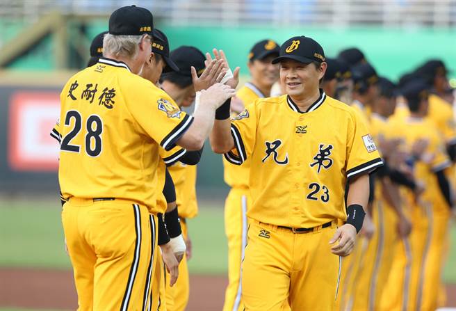 中信兄弟「恰恰」彭政闵今在台湾大赛首战扛下先发，守一垒、排第7棒。(中央社记者张新伟摄)